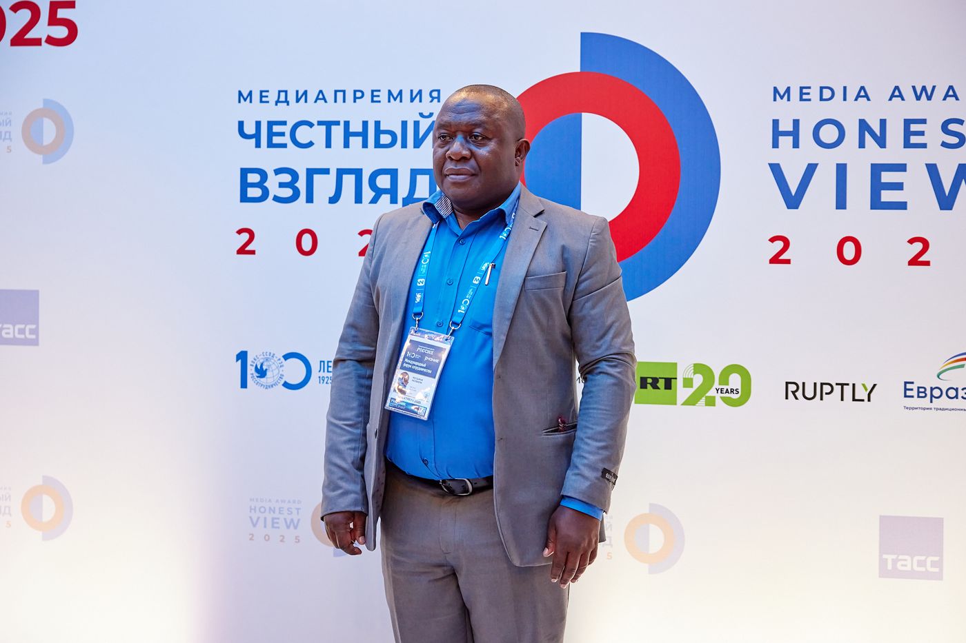 Победитель на сцене церемонии