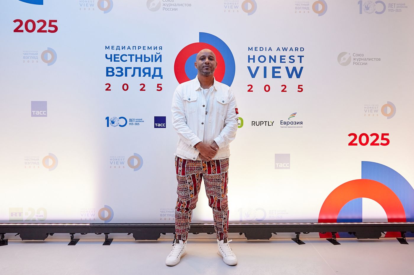 Участник премии у пресс-волла